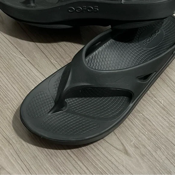 OOFOS Oorigional Sandal— Black - Picture 2 of 6